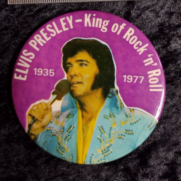 Vintage Vegas Elvis Presley King of Rock n Roll Pin Button Memorial 1935 - 1977 - Picture 1 of 4